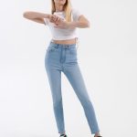 jeansy z bardzo wysokim stanem