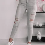 jeansy z przetarciami