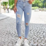 jeansy z przetarciami