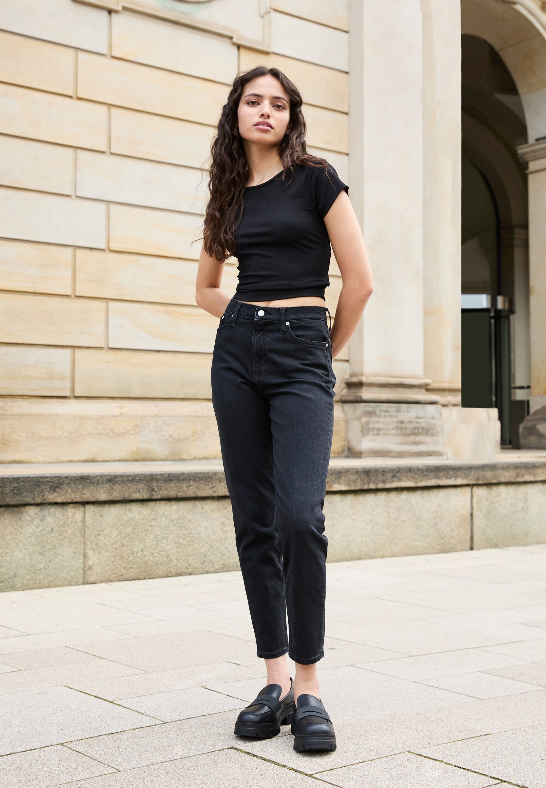 mom-jeans-czarne-973nrr-1.jpg mom jeans czarne - obrazek 1